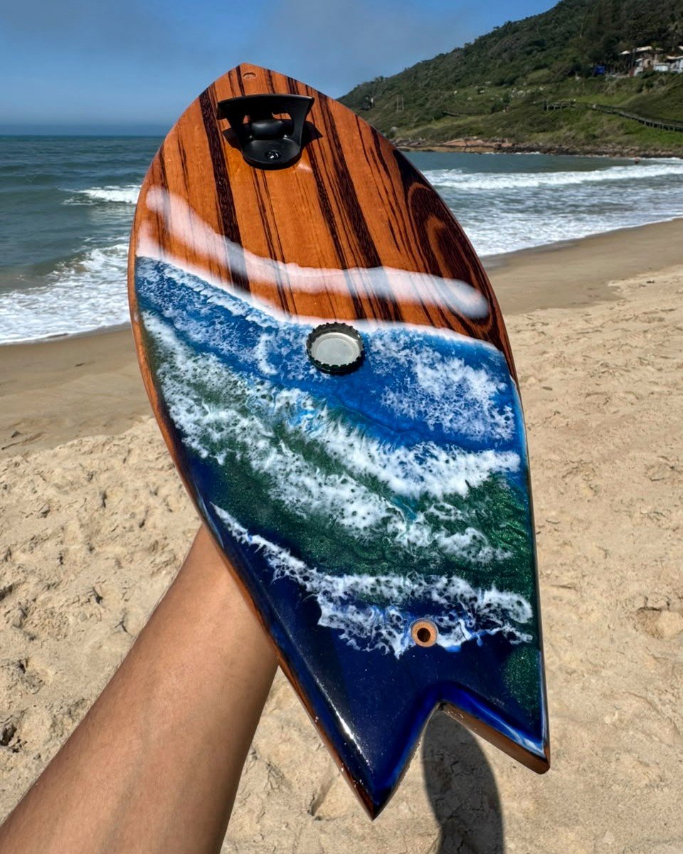 Abridor magnético em formato de prancha com resina efeito mar, na praia