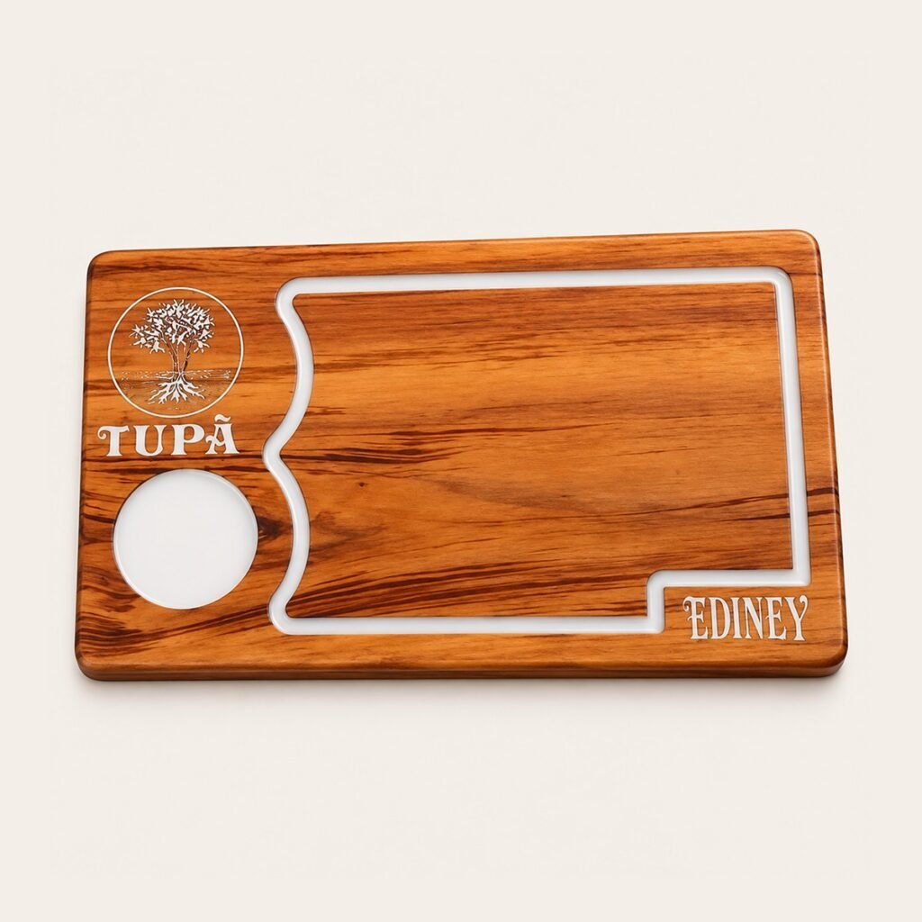Tábua retangular de madeira com nome e logo gravados e detalhes em resina branca