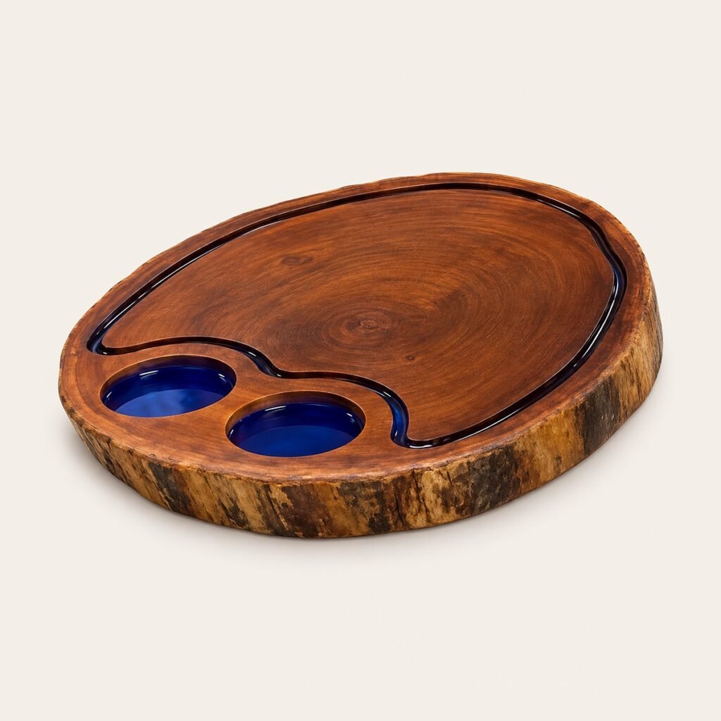 Tábua de frios em fatia de tora com borda natural e detalhes em resina azul