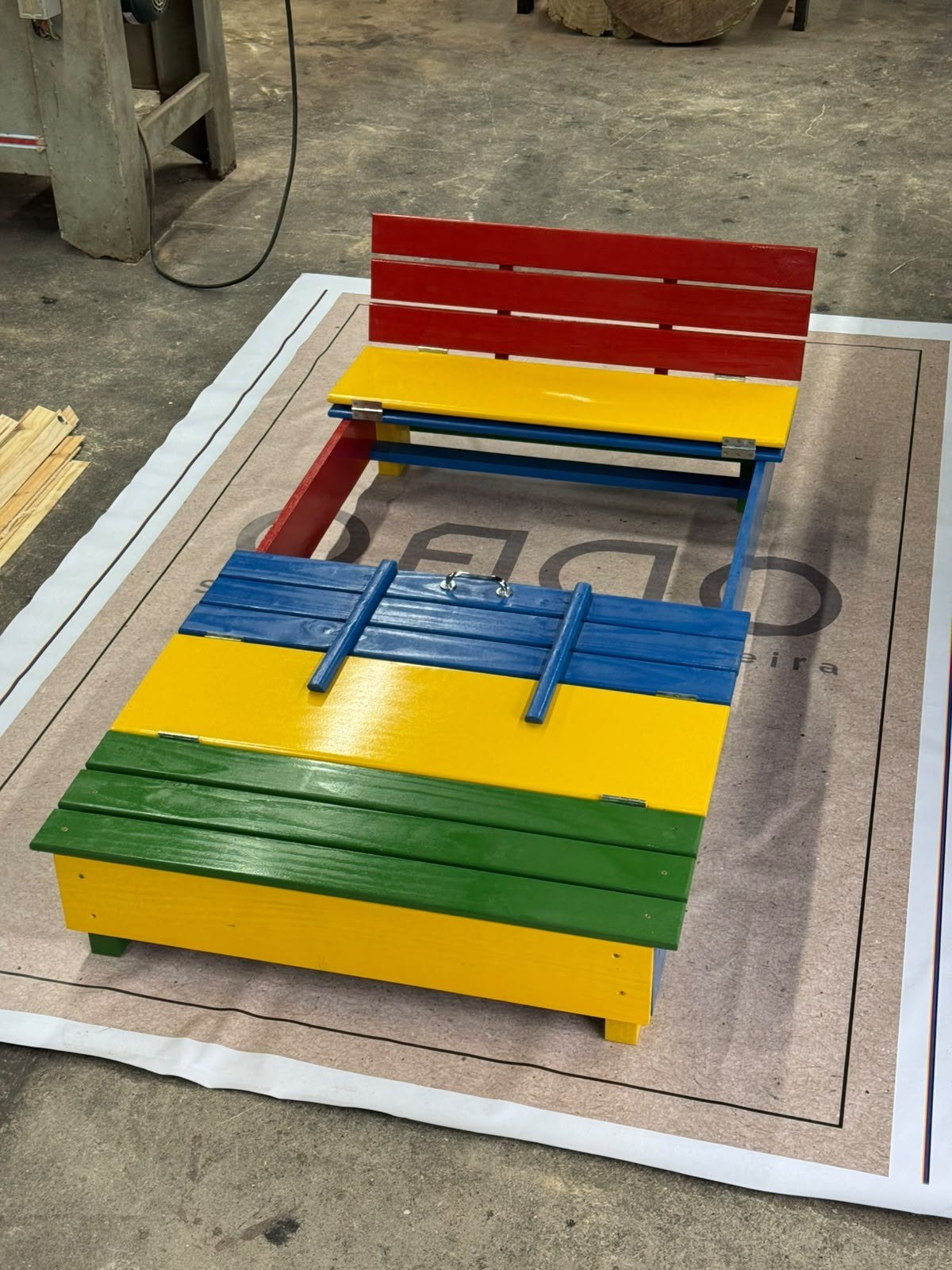 Banco Infantil de Madeira Colorido que Vira Mesa