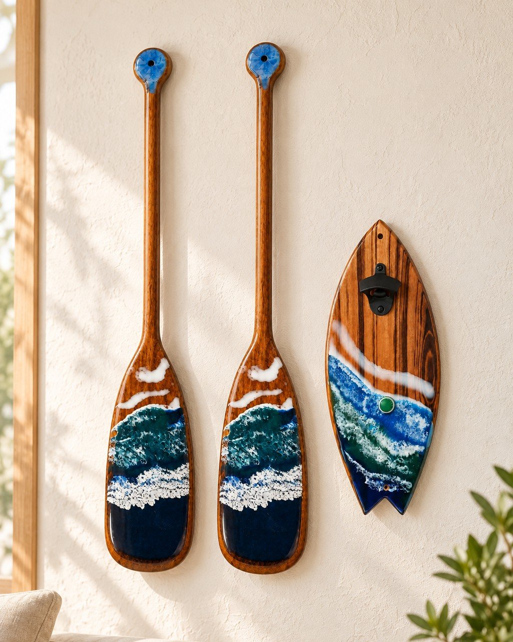 Remos decorativos com resina efeito mar e abridor prancha na parede de uma casa de praia