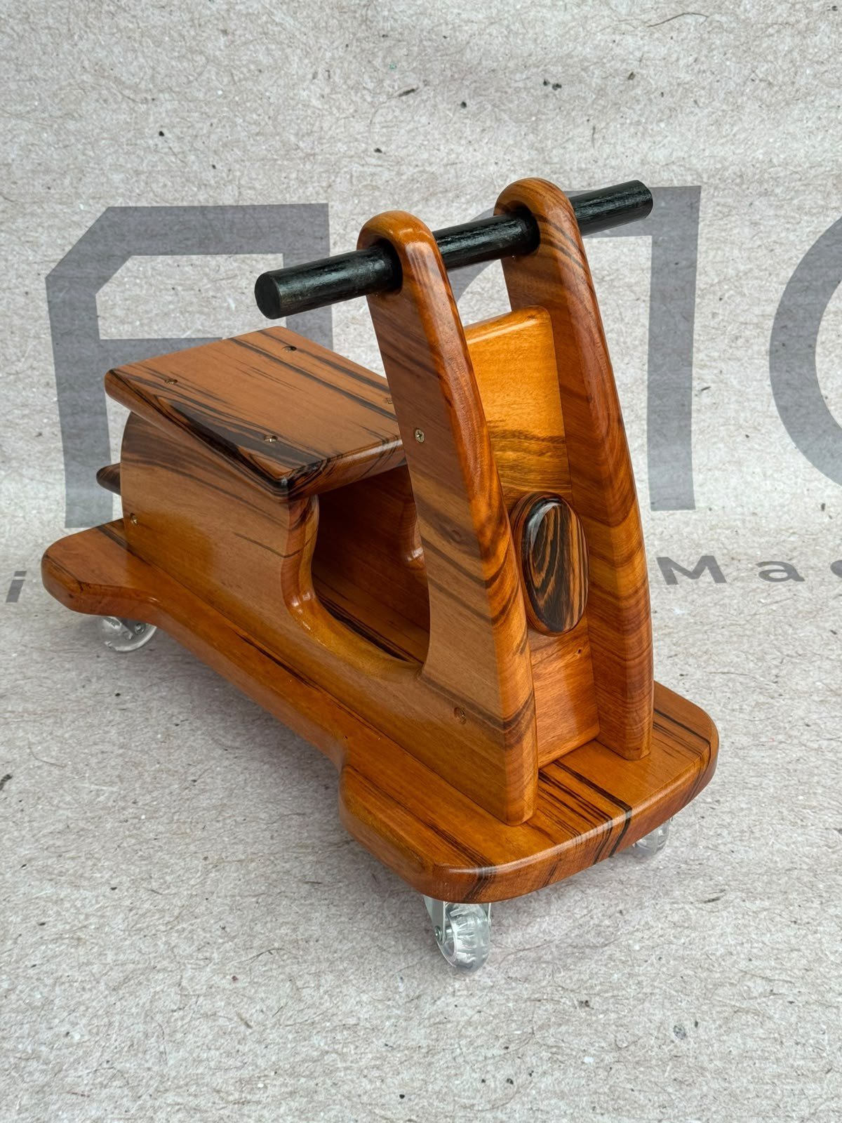 Mini-Lambreta de Madeira com Rodinhas